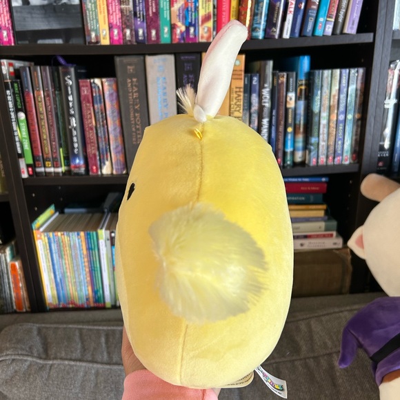 Aimee the yellow chick squishmallow Easter edition NWOT 8in - Picture 4 of 4